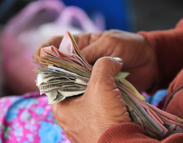 仕事でもプライベートでもお金にだらしない人は、全く魅力がない！