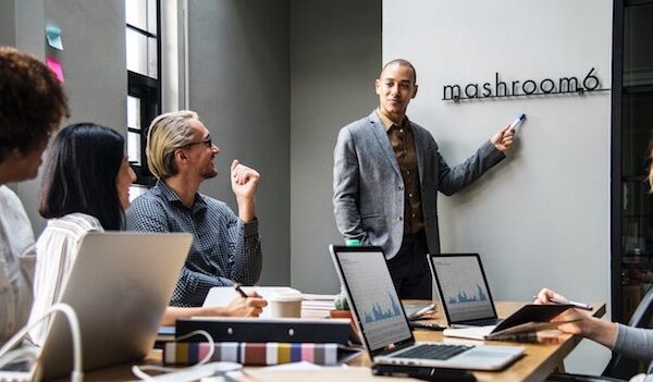 女性が魅力を感じる『頭の回転が速い男性』の特徴とは