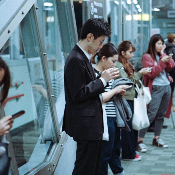 意外と見られている！電車の中で見かけるガッカリな男性とは